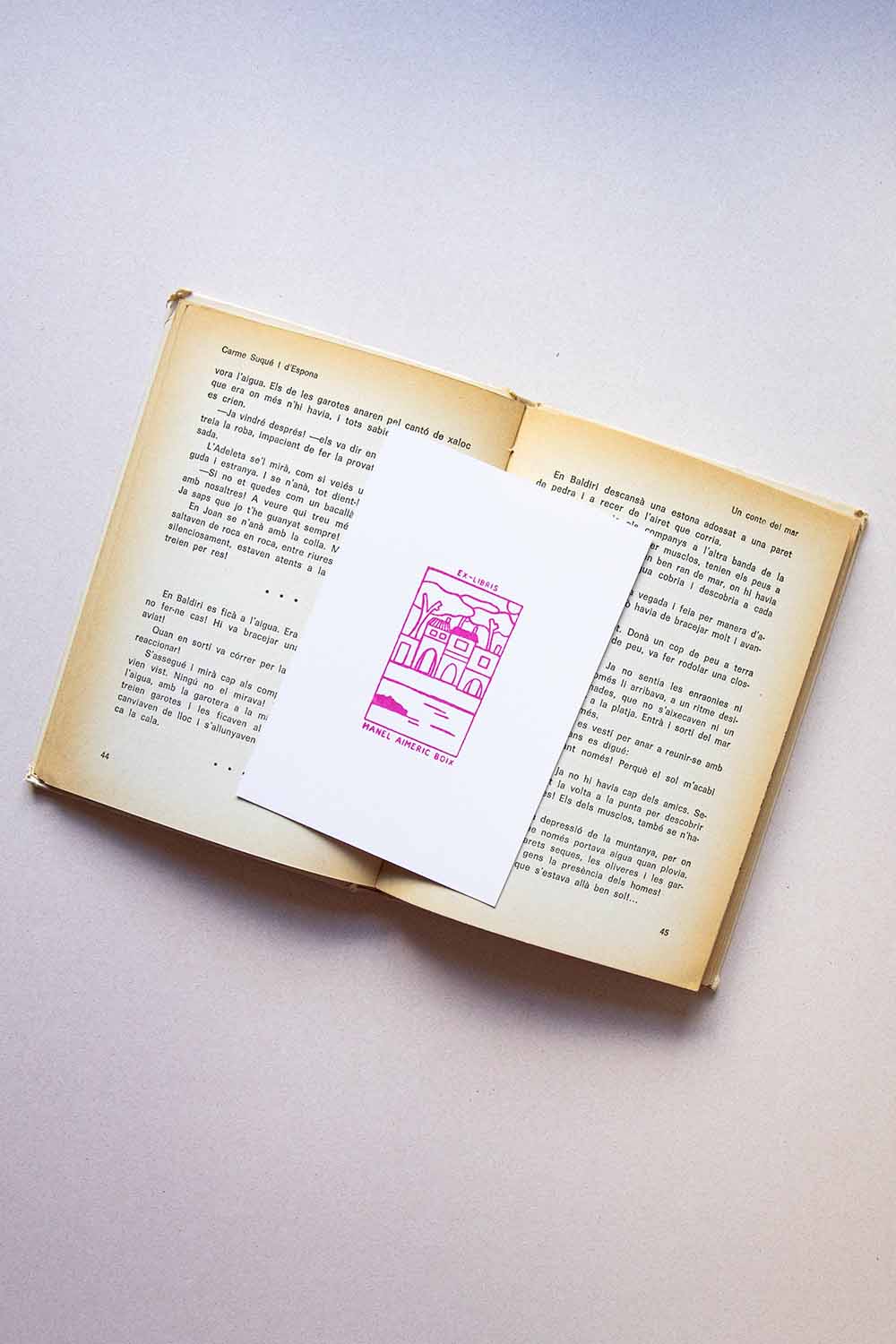 Portadilla de un libro estampada con un pueblo de costa