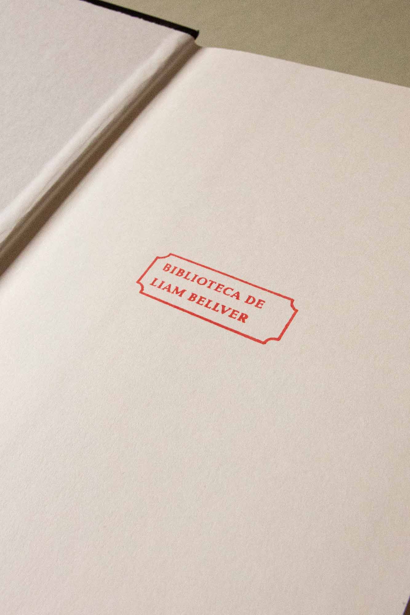 Portadilla de libro estampada con una etiqueta con el nombre de su proprietario