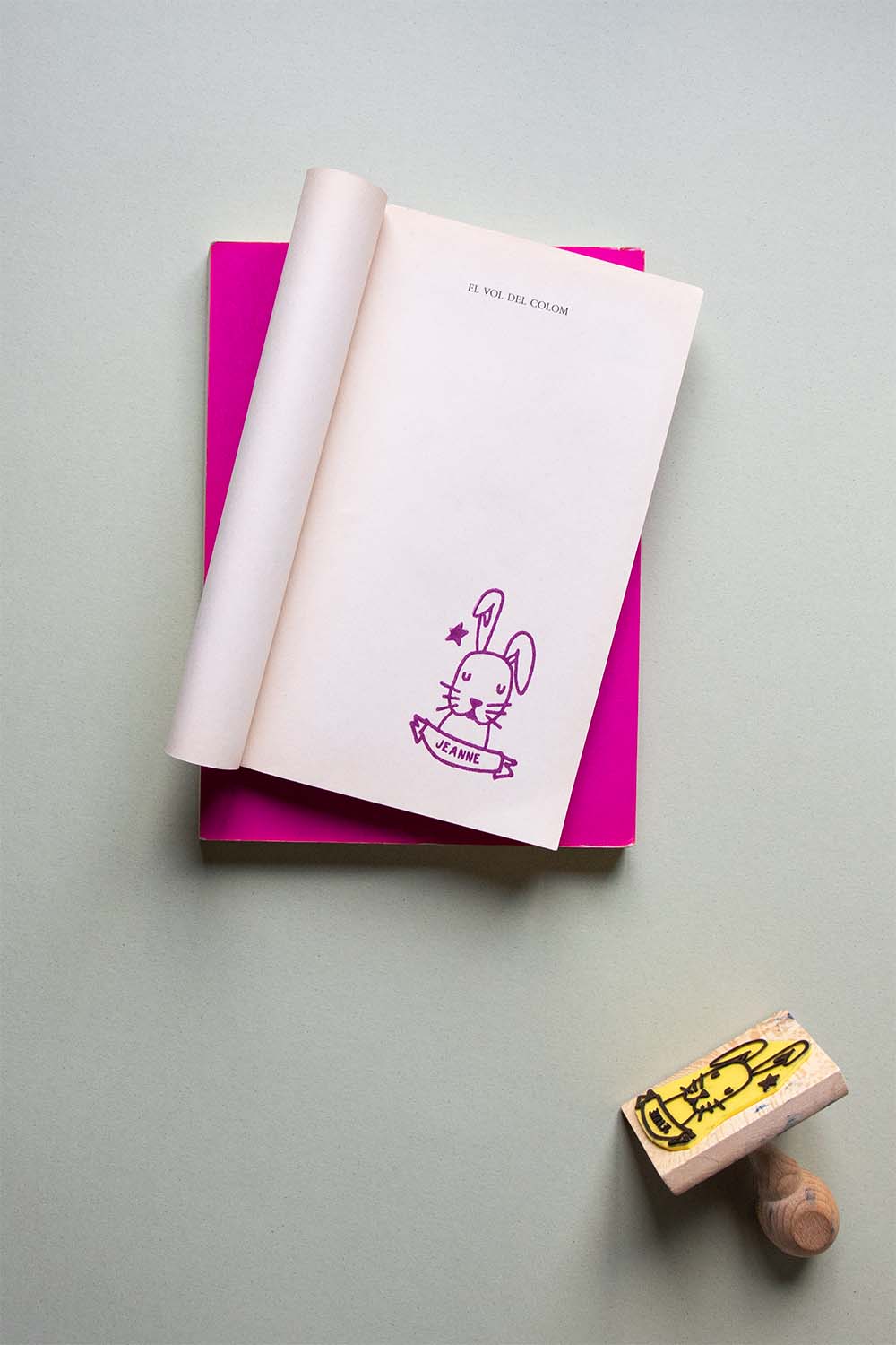 Portadilla de libro estampada con sello exlibris de un conejo y sello