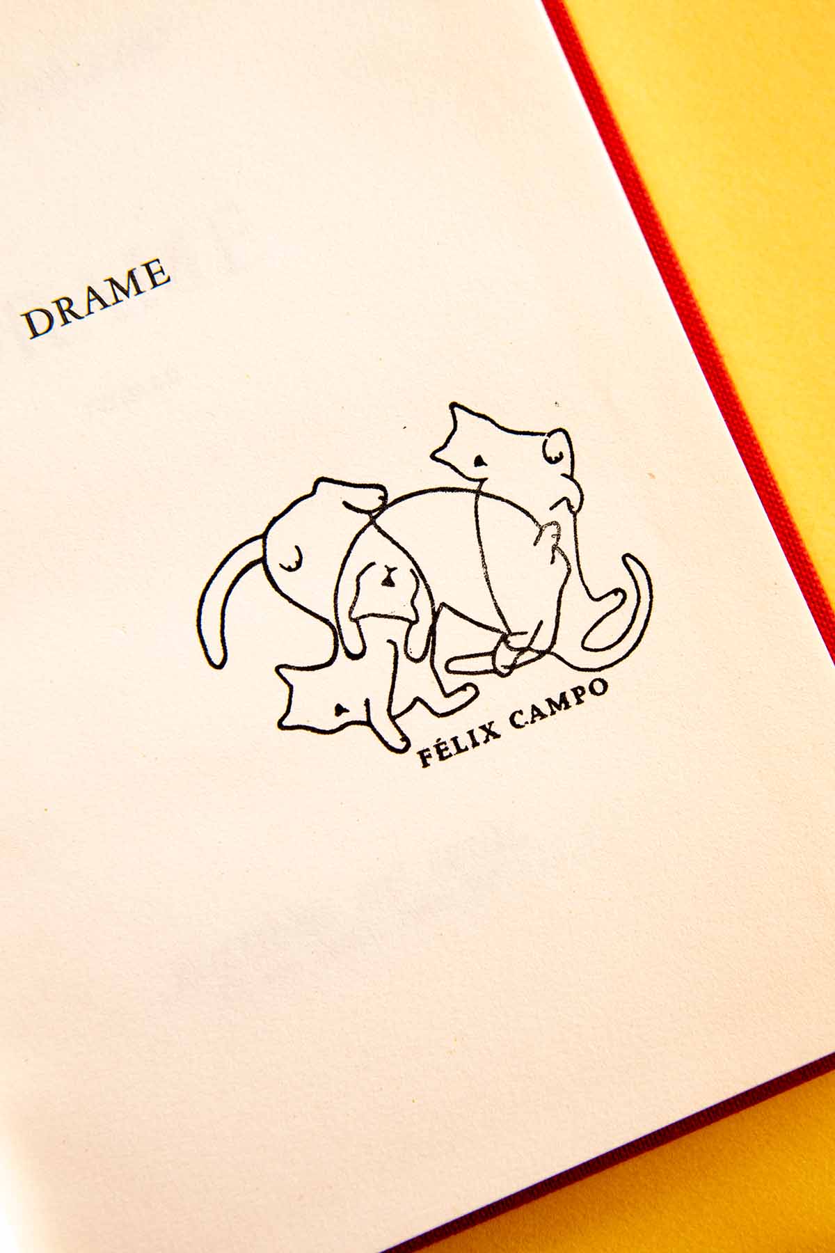 Portadilla de libro estampada con un sello exlibris de tres gatos domésticos jugando