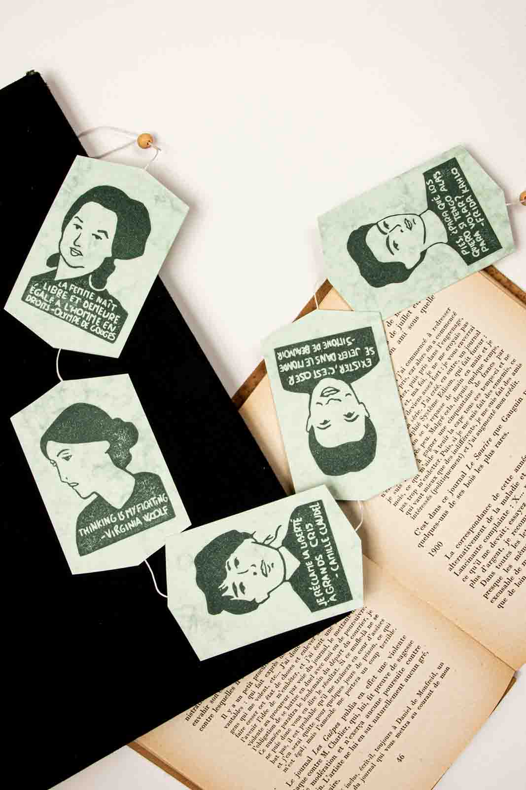 Guirnalda verde con retratos y citas de Olympe de Gouges, Virginia Woolf, Camille Claudel, Simone de Beauvoir i Frida Kahlo