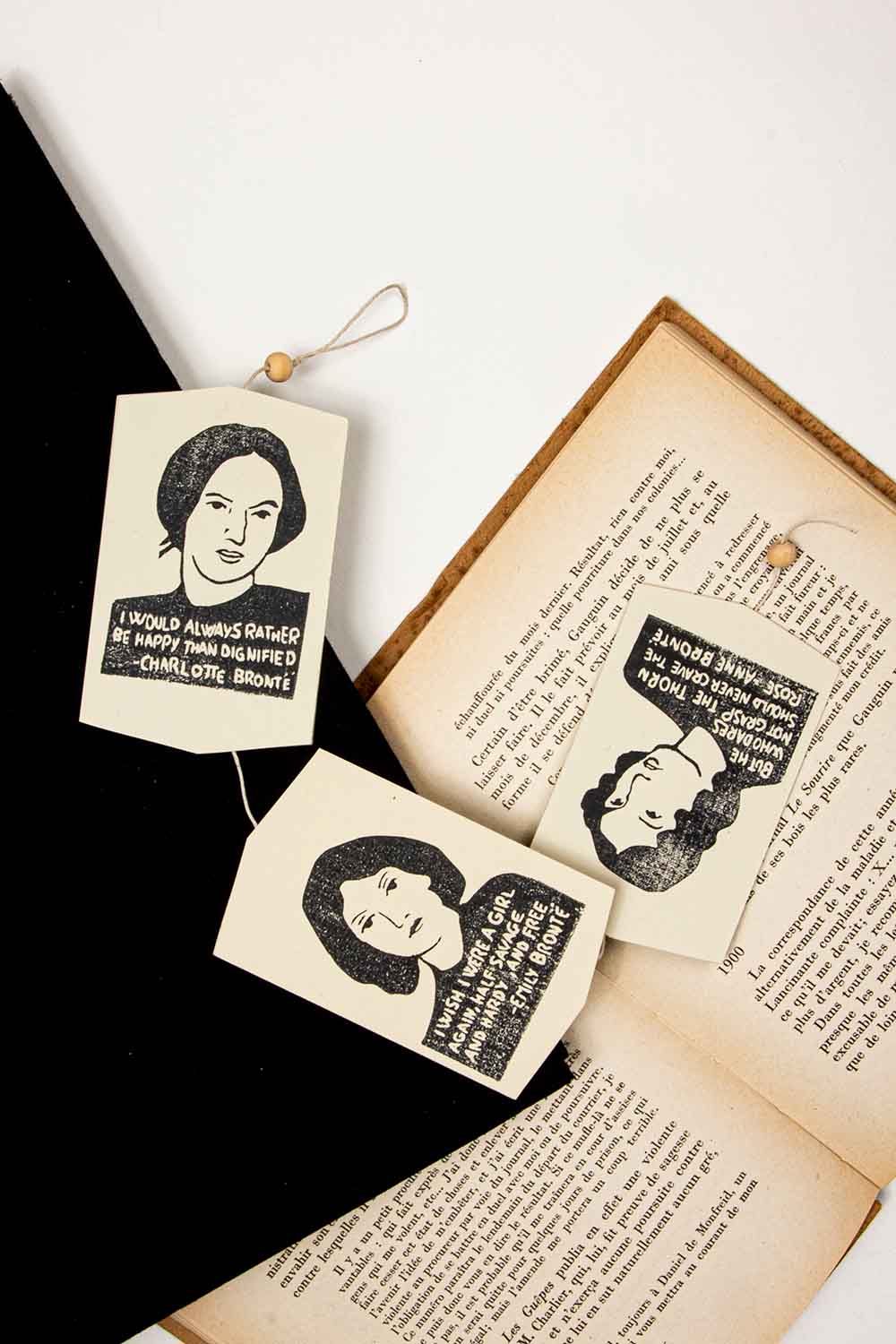 Guirnalda beige con retratos y citas de las hermanas Brontë