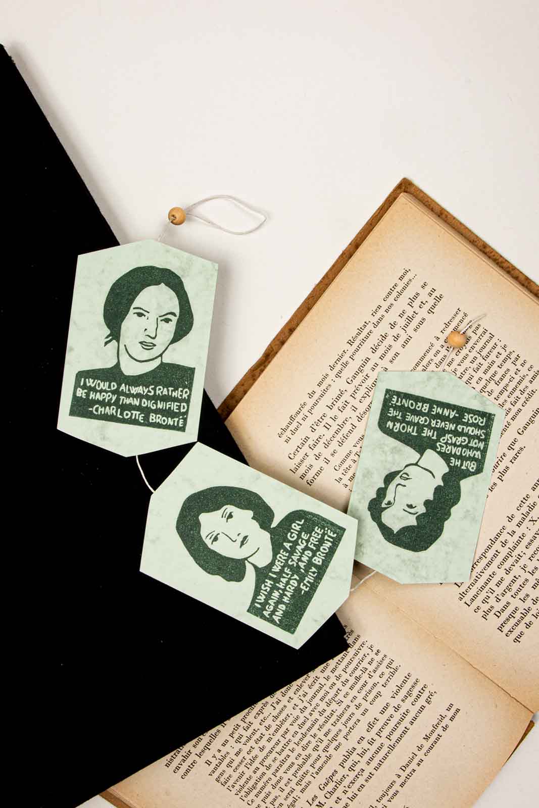 Guirnalda verde con retratos y citas de las hermanas Brontë