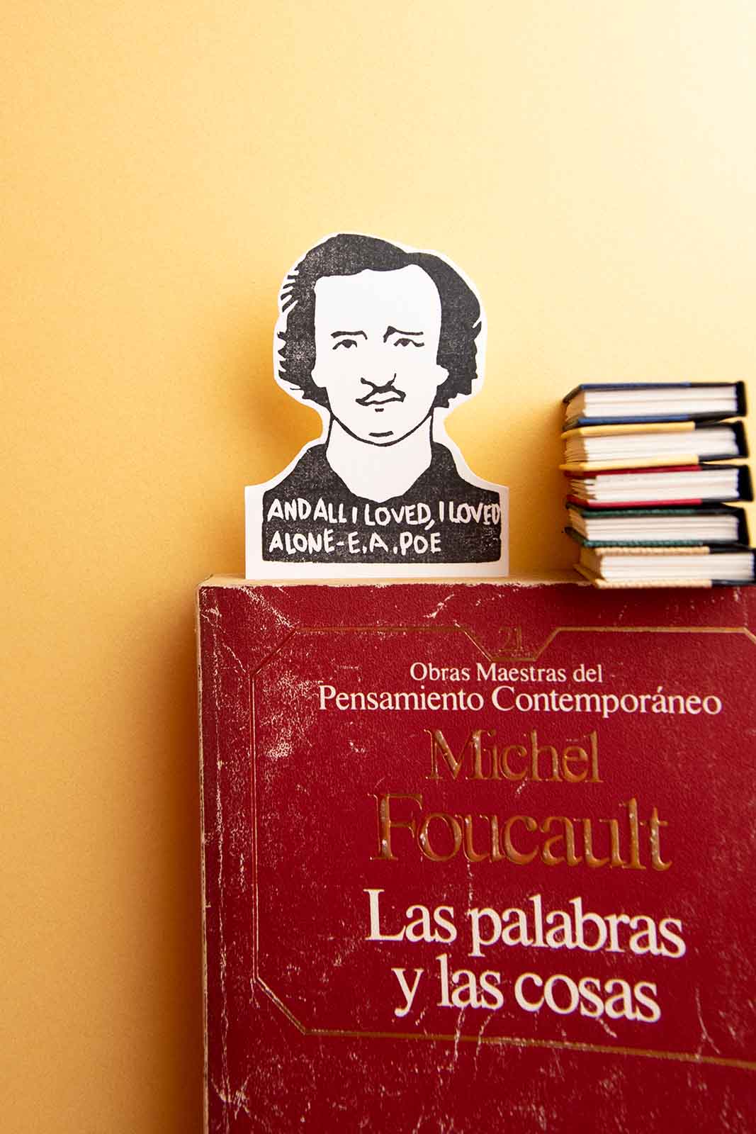 Marcapáginas Edgar Allan Poe dentro de un libro