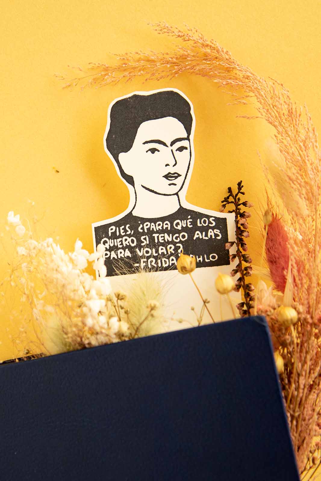 Marcapáginas Frida Kahlo dentro de un libro