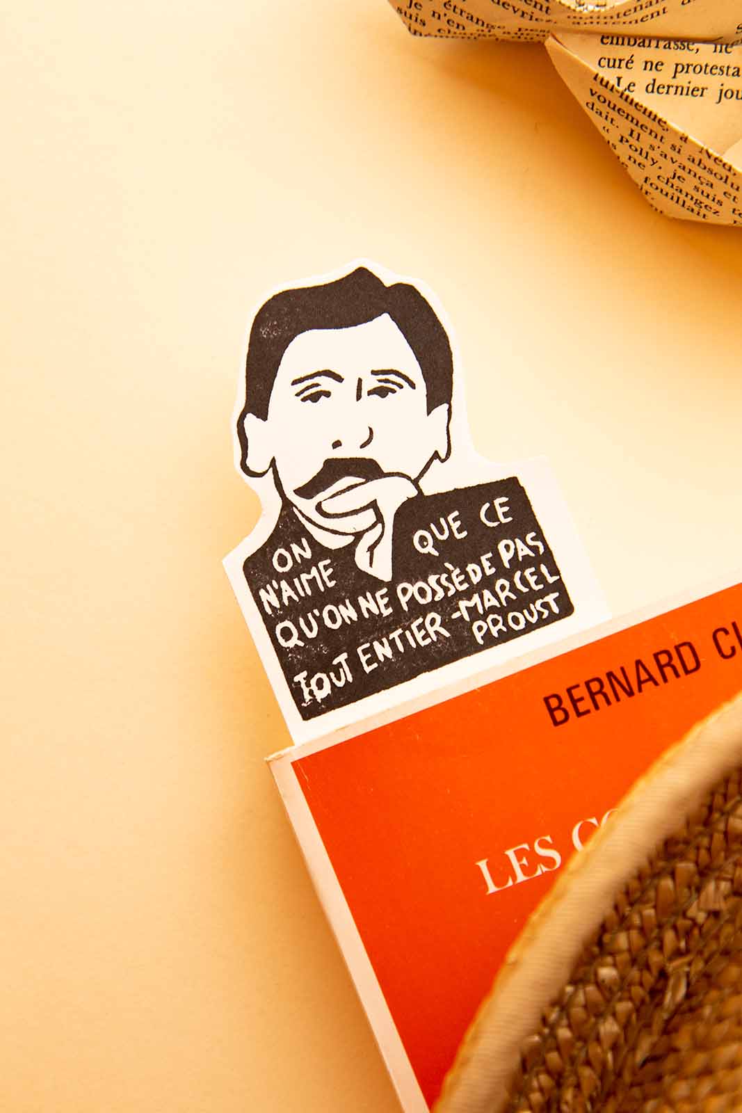 Marcapáginas Marcel Proust dentro de un libro